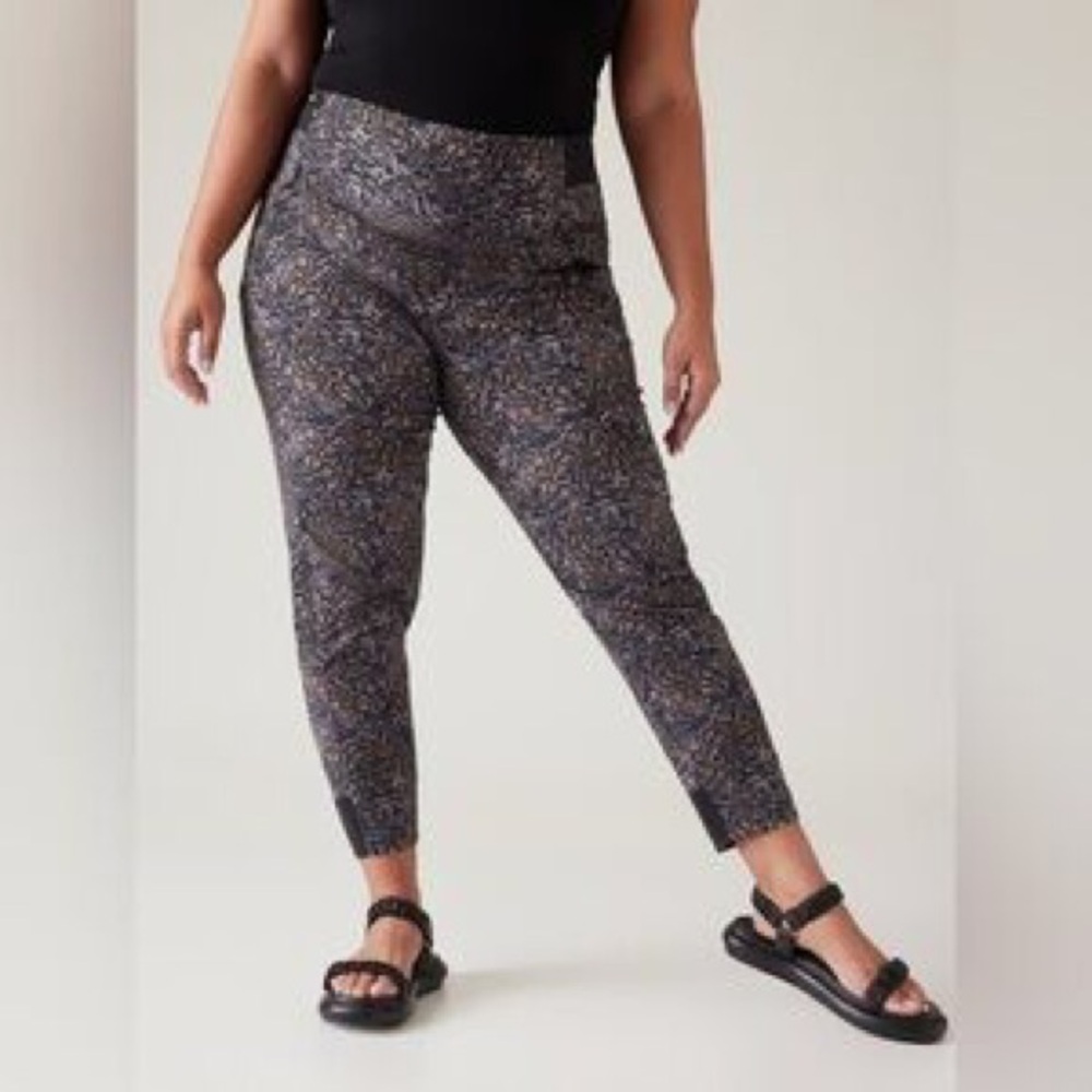 Athleta TREKKIE NORTH JOGGER, KINETIC ABSTRACT BLACK SIZE 16